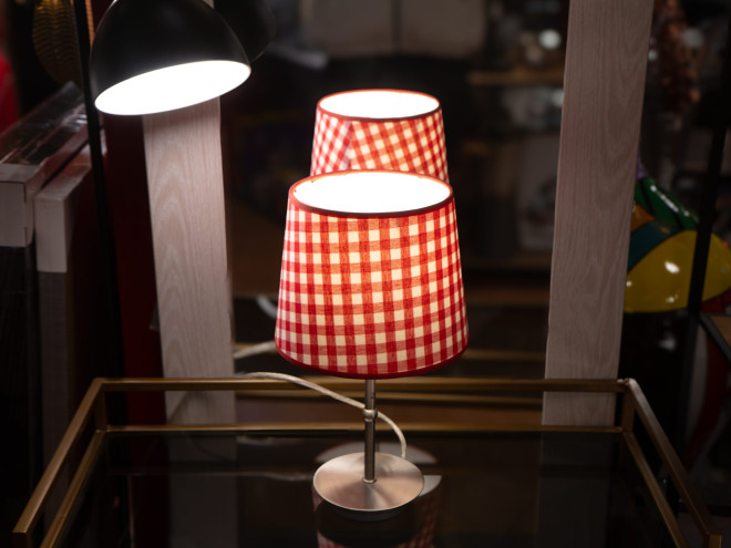 une lampes à motifs rouges vichy